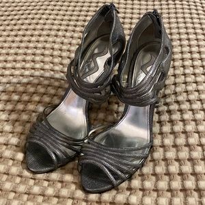 Nina pewter heels | size US 9 EUR 39